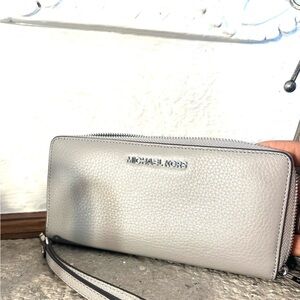 NWOT Michael Kors Light Gray Pebbled Wristlet. FEB $29 Sale! 🔥
